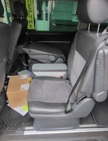 Серый Фольксваген Мультиван, объемом двигателя 2.5 л и пробегом 290 тыс. км за 6000 $, фото 9 на Automoto.ua