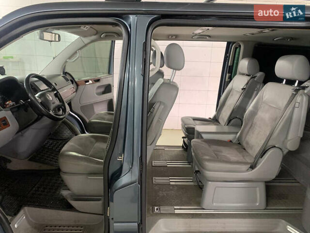 Серый Фольксваген Мультиван, объемом двигателя 2.46 л и пробегом 278 тыс. км за 19000 $, фото 4 на Automoto.ua