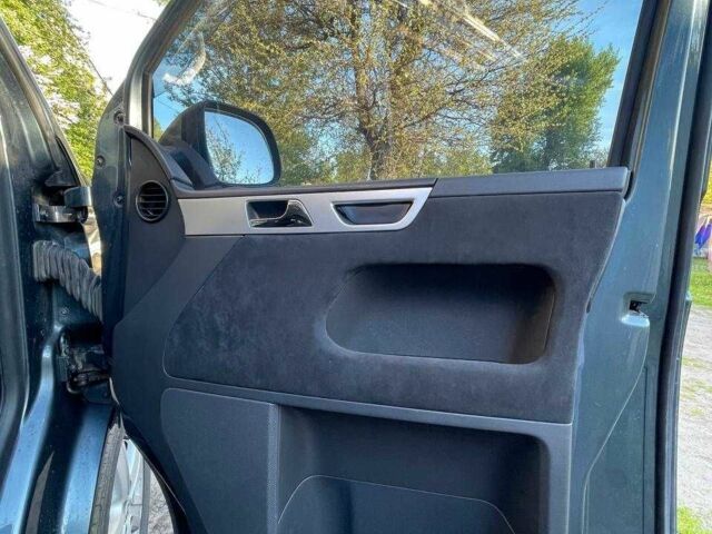 Сірий Фольксваген Мультиван, об'ємом двигуна 2.5 л та пробігом 330 тис. км за 16900 $, фото 3 на Automoto.ua