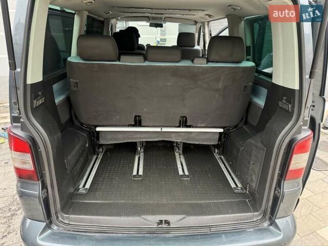 Серый Фольксваген Мультиван, объемом двигателя 2.5 л и пробегом 270 тыс. км за 14000 $, фото 10 на Automoto.ua