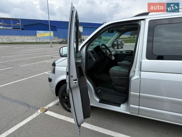 Серый Фольксваген Мультиван, объемом двигателя 2.5 л и пробегом 260 тыс. км за 13800 $, фото 13 на Automoto.ua
