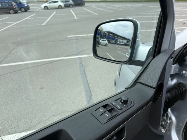 Серый Фольксваген Мультиван, объемом двигателя 2.5 л и пробегом 260 тыс. км за 13800 $, фото 7 на Automoto.ua