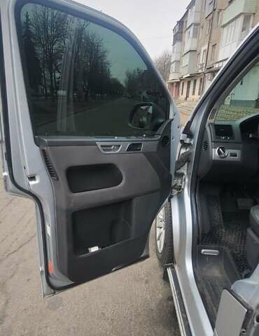 Серый Фольксваген Мультиван, объемом двигателя 2.5 л и пробегом 290 тыс. км за 6000 $, фото 11 на Automoto.ua