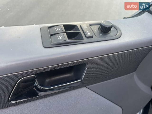 Сірий Фольксваген Мультиван, об'ємом двигуна 2.46 л та пробігом 257 тис. км за 12900 $, фото 15 на Automoto.ua