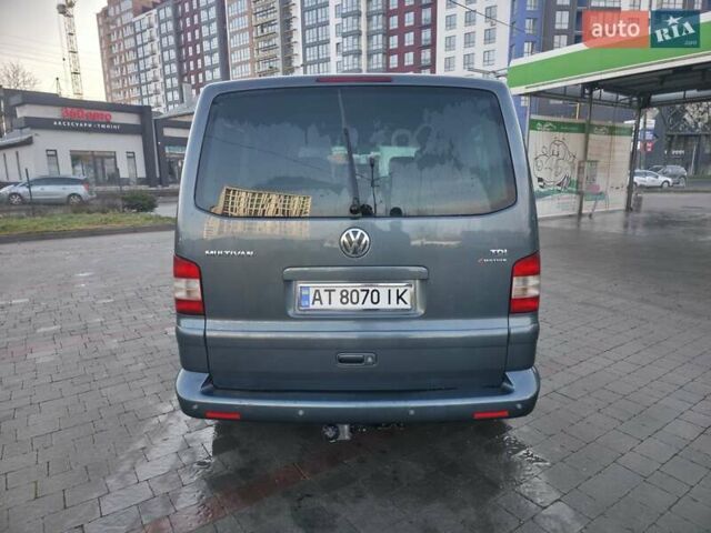 Серый Фольксваген Мультиван, объемом двигателя 2.5 л и пробегом 270 тыс. км за 14000 $, фото 5 на Automoto.ua