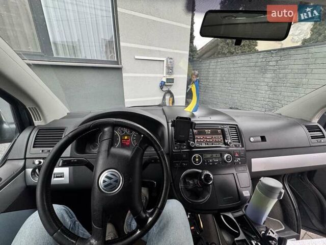 Серый Фольксваген Мультиван, объемом двигателя 2.5 л и пробегом 270 тыс. км за 14000 $, фото 8 на Automoto.ua