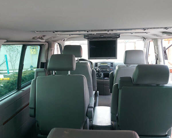 Серый Фольксваген Мультиван, объемом двигателя 3.2 л и пробегом 367 тыс. км за 12000 $, фото 5 на Automoto.ua