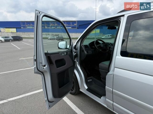 Серый Фольксваген Мультиван, объемом двигателя 2.5 л и пробегом 260 тыс. км за 13800 $, фото 11 на Automoto.ua