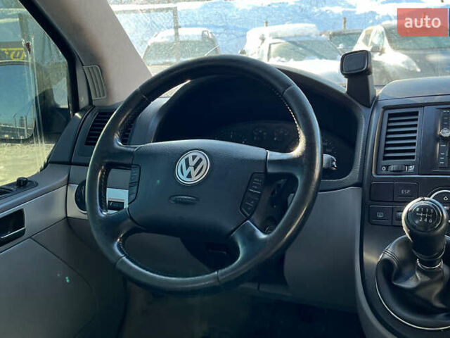 Серый Фольксваген Мультиван, объемом двигателя 2.46 л и пробегом 335 тыс. км за 10300 $, фото 12 на Automoto.ua