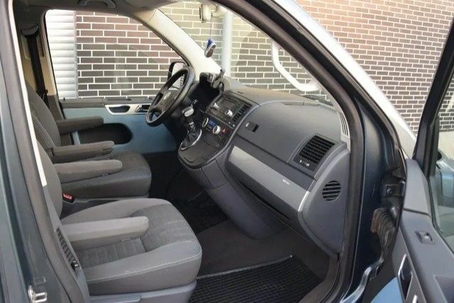 Сірий Фольксваген Мультиван, об'ємом двигуна 2.5 л та пробігом 230 тис. км за 7900 $, фото 9 на Automoto.ua