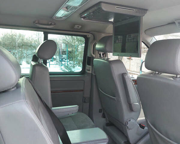 Серый Фольксваген Мультиван, объемом двигателя 3.2 л и пробегом 367 тыс. км за 12000 $, фото 7 на Automoto.ua