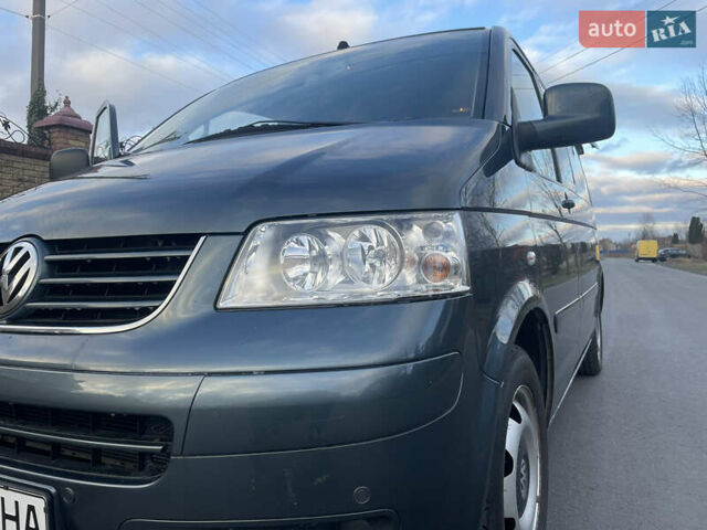 Сірий Фольксваген Мультиван, об'ємом двигуна 2.46 л та пробігом 257 тис. км за 12900 $, фото 2 на Automoto.ua