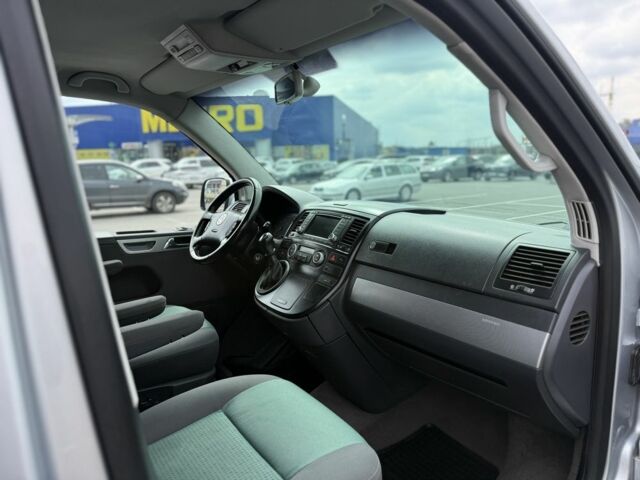 Серый Фольксваген Мультиван, объемом двигателя 2.5 л и пробегом 260 тыс. км за 13800 $, фото 12 на Automoto.ua