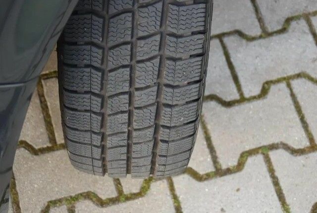 Сірий Фольксваген Мультиван, об'ємом двигуна 2.5 л та пробігом 230 тис. км за 7900 $, фото 4 на Automoto.ua