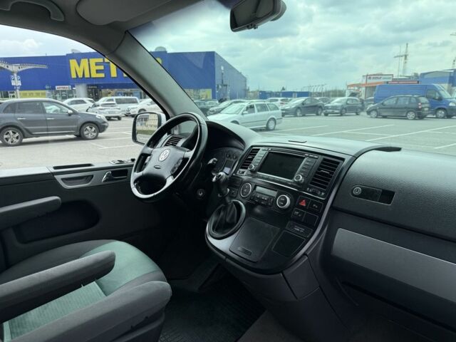 Серый Фольксваген Мультиван, объемом двигателя 2.5 л и пробегом 260 тыс. км за 13800 $, фото 13 на Automoto.ua