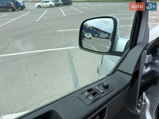 Серый Фольксваген Мультиван, объемом двигателя 2.5 л и пробегом 260 тыс. км за 13800 $, фото 14 на Automoto.ua