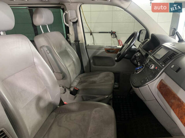 Серый Фольксваген Мультиван, объемом двигателя 2.46 л и пробегом 278 тыс. км за 19000 $, фото 8 на Automoto.ua