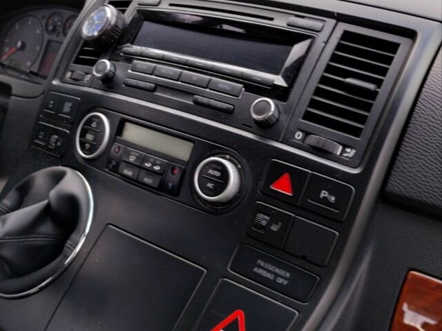 Серый Фольксваген Мультиван, объемом двигателя 2.5 л и пробегом 277 тыс. км за 16000 $, фото 4 на Automoto.ua