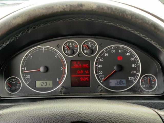 Серый Фольксваген Мультиван, объемом двигателя 2.5 л и пробегом 352 тыс. км за 14455 $, фото 20 на Automoto.ua