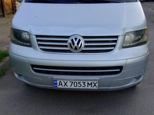 Серый Фольксваген Мультиван, объемом двигателя 2.5 л и пробегом 277 тыс. км за 16000 $, фото 1 на Automoto.ua