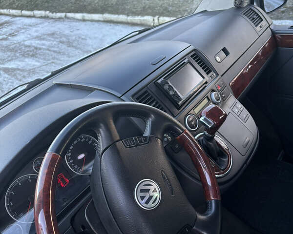 Серый Фольксваген Мультиван, объемом двигателя 3.2 л и пробегом 370 тыс. км за 16500 $, фото 19 на Automoto.ua