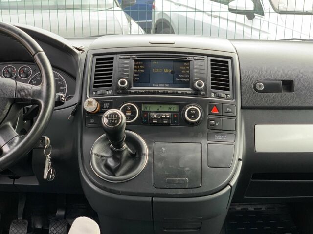 Серый Фольксваген Мультиван, объемом двигателя 2.5 л и пробегом 352 тыс. км за 14455 $, фото 22 на Automoto.ua