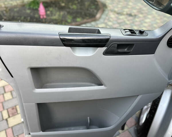 Серый Фольксваген Мультиван, объемом двигателя 1.97 л и пробегом 300 тыс. км за 14400 $, фото 22 на Automoto.ua