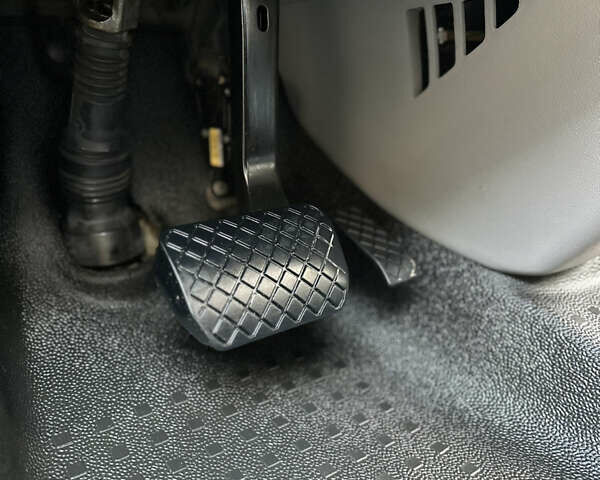 Серый Фольксваген Мультиван, объемом двигателя 1.97 л и пробегом 300 тыс. км за 14400 $, фото 32 на Automoto.ua