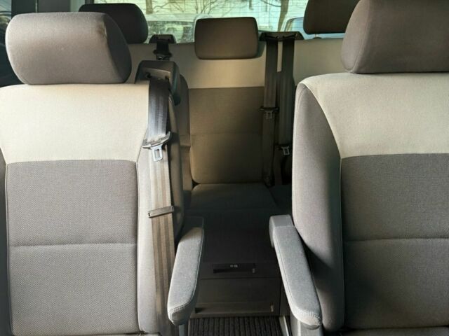 Сірий Фольксваген Мультиван, об'ємом двигуна 2 л та пробігом 285 тис. км за 9000 $, фото 13 на Automoto.ua