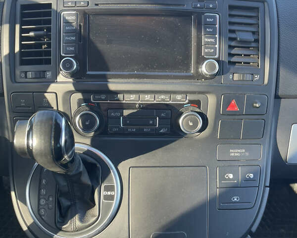 Сірий Фольксваген Мультиван, об'ємом двигуна 2 л та пробігом 291 тис. км за 21300 $, фото 8 на Automoto.ua