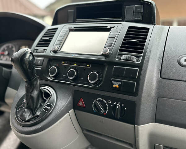 Серый Фольксваген Мультиван, объемом двигателя 1.97 л и пробегом 300 тыс. км за 14400 $, фото 46 на Automoto.ua