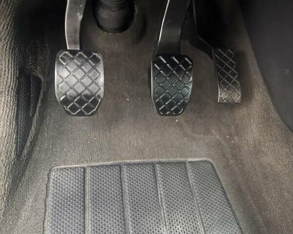 Серый Фольксваген Мультиван, объемом двигателя 1.97 л и пробегом 203 тыс. км за 23600 $, фото 3 на Automoto.ua