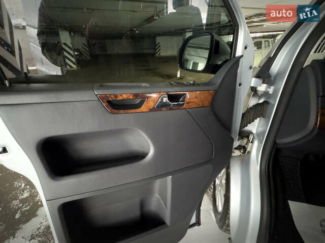 Сірий Фольксваген Мультиван, об'ємом двигуна 2.46 л та пробігом 358 тис. км за 22000 $, фото 16 на Automoto.ua