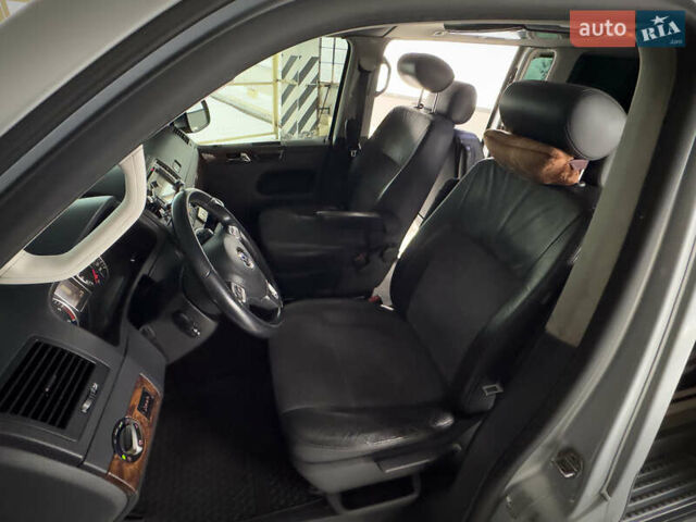 Сірий Фольксваген Мультиван, об'ємом двигуна 2.46 л та пробігом 358 тис. км за 22000 $, фото 18 на Automoto.ua
