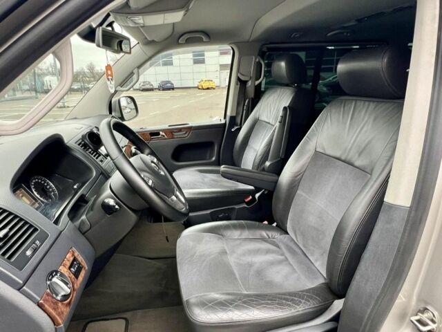 Сірий Фольксваген Мультиван, об'ємом двигуна 2 л та пробігом 380 тис. км за 23000 $, фото 4 на Automoto.ua