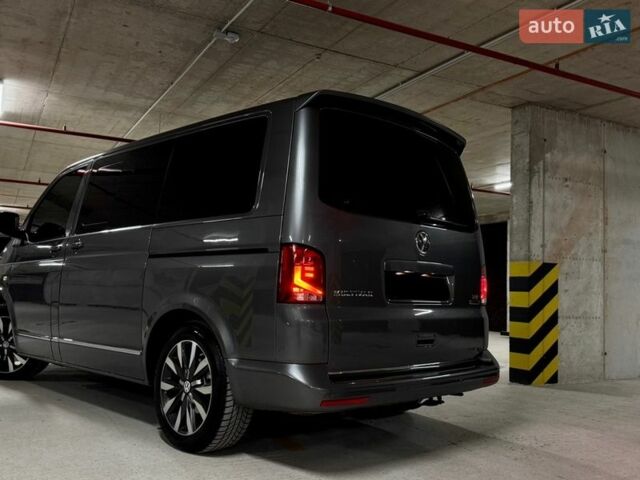 Серый Фольксваген Мультиван, объемом двигателя 2 л и пробегом 250 тыс. км за 25000 $, фото 3 на Automoto.ua