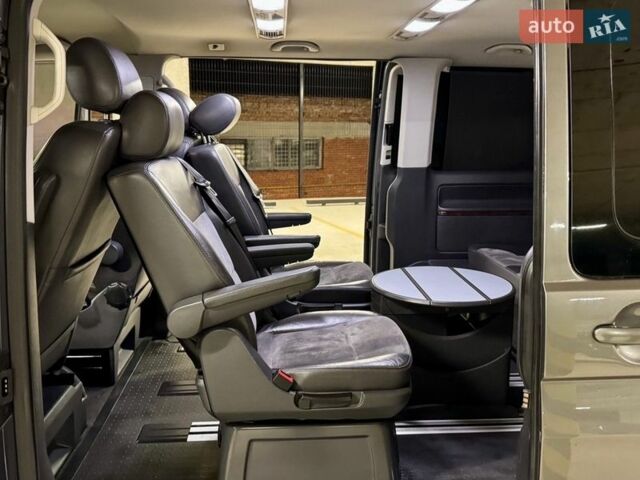 Серый Фольксваген Мультиван, объемом двигателя 2 л и пробегом 250 тыс. км за 25000 $, фото 15 на Automoto.ua