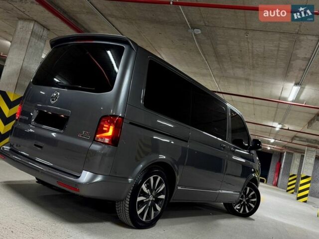 Серый Фольксваген Мультиван, объемом двигателя 2 л и пробегом 250 тыс. км за 25000 $, фото 7 на Automoto.ua