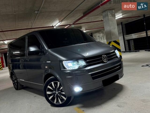 Серый Фольксваген Мультиван, объемом двигателя 2 л и пробегом 250 тыс. км за 25000 $, фото 1 на Automoto.ua