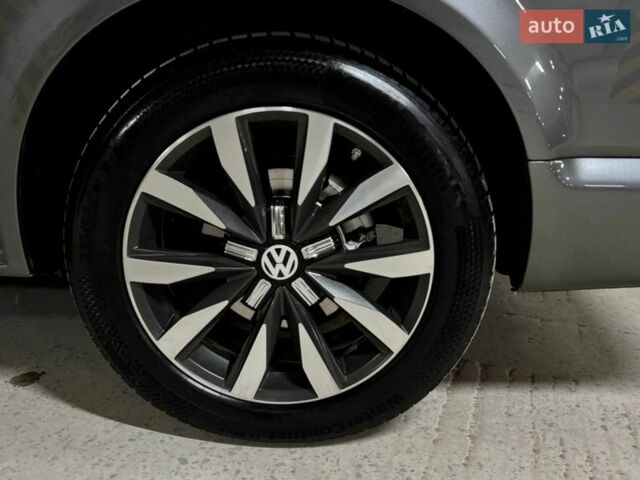 Серый Фольксваген Мультиван, объемом двигателя 2 л и пробегом 250 тыс. км за 25000 $, фото 4 на Automoto.ua