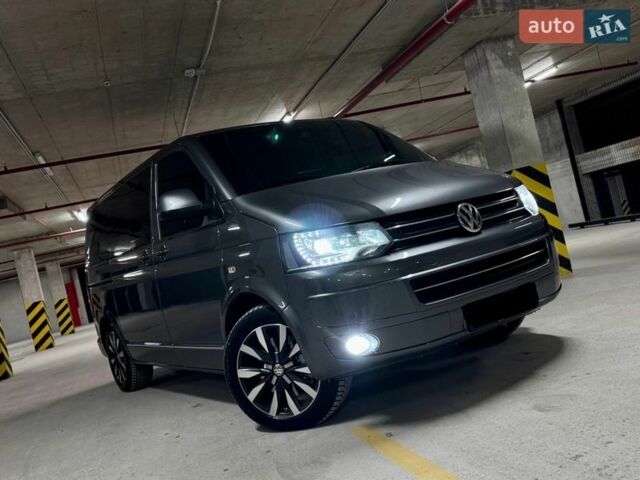 Серый Фольксваген Мультиван, объемом двигателя 2 л и пробегом 250 тыс. км за 25000 $, фото 2 на Automoto.ua
