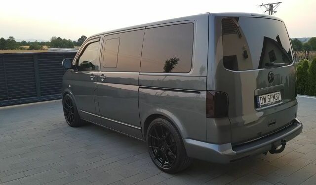 Серый Фольксваген Мультиван, объемом двигателя 2 л и пробегом 130 тыс. км за 9200 $, фото 4 на Automoto.ua