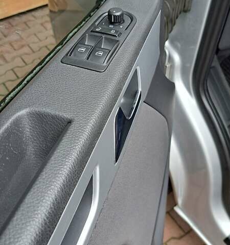 Сірий Фольксваген Мультиван, об'ємом двигуна 1.97 л та пробігом 265 тис. км за 21800 $, фото 16 на Automoto.ua