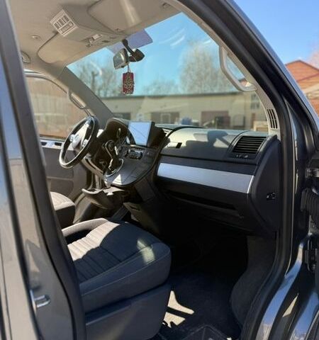 Серый Фольксваген Мультиван, объемом двигателя 1.98 л и пробегом 318 тыс. км за 19000 $, фото 25 на Automoto.ua