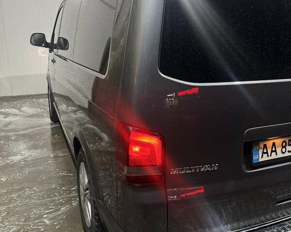 Серый Фольксваген Мультиван, объемом двигателя 1.98 л и пробегом 300 тыс. км за 23000 $, фото 2 на Automoto.ua