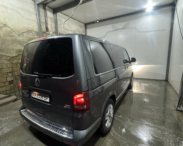 Серый Фольксваген Мультиван, объемом двигателя 1.98 л и пробегом 300 тыс. км за 23000 $, фото 12 на Automoto.ua