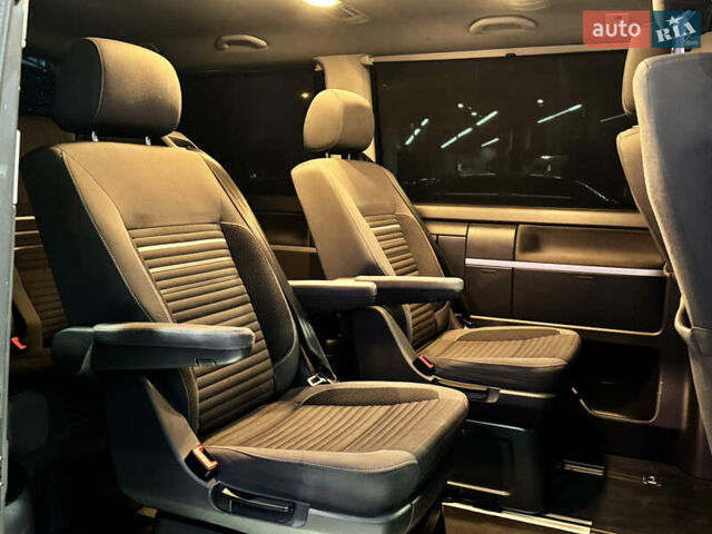 Сірий Фольксваген Мультиван, об'ємом двигуна 1.98 л та пробігом 300 тис. км за 25900 $, фото 15 на Automoto.ua