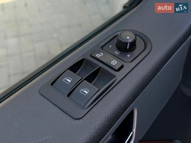 Сірий Фольксваген Мультиван, об'ємом двигуна 1.98 л та пробігом 179 тис. км за 24999 $, фото 43 на Automoto.ua