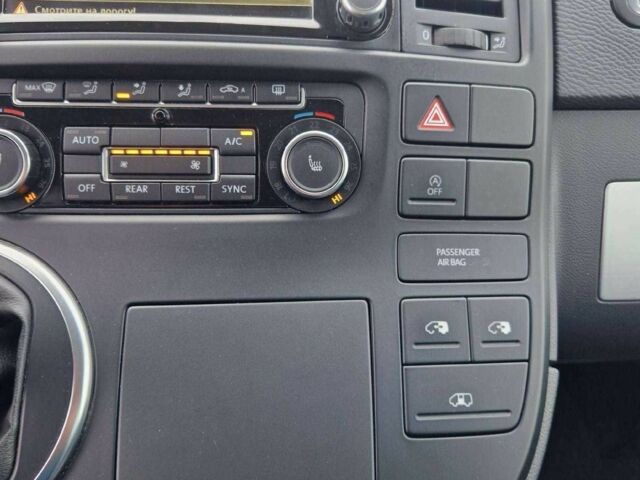 Серый Фольксваген Мультиван, объемом двигателя 2 л и пробегом 221 тыс. км за 10700 $, фото 21 на Automoto.ua