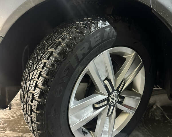 Серый Фольксваген Мультиван, объемом двигателя 1.98 л и пробегом 300 тыс. км за 23000 $, фото 6 на Automoto.ua